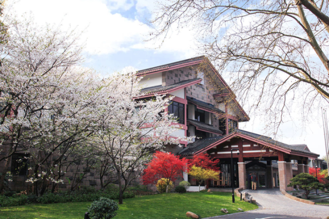 杭州金溪山庄,春风品茗,秋雨看花,较他处别有风趣.