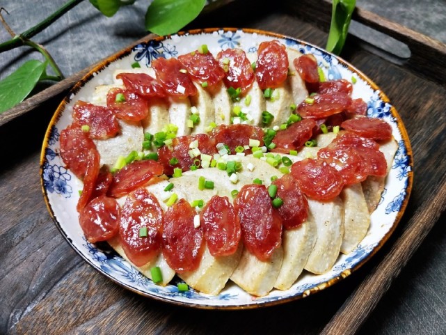 咸香口味蒸工艺廿分钟耗时简单难度腊肠蒸香芋的做法步骤1芋头一个