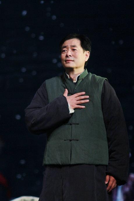 濮存昕仪态不当遭质疑手插裤兜行为不尊重结婚多年不变心