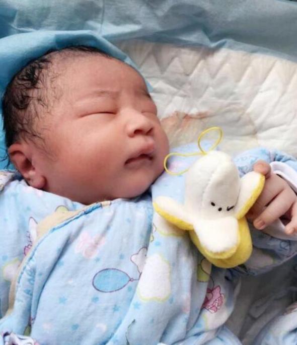 42岁朱桢二胎再得子!宝宝出生正脸照曝光,与二婚妻子四年抱俩