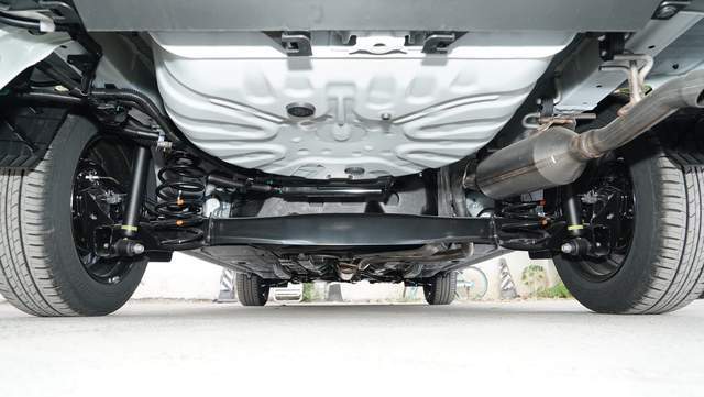 致享的底盘还是属于小型车的正常表现,后扭力梁式非独立悬架滤震表现