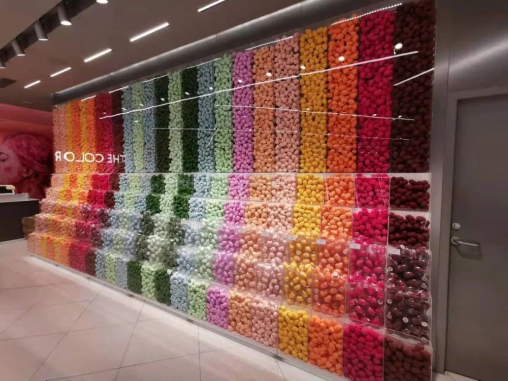the colorist调色师店内的美妆蛋墙(投中网实拍)