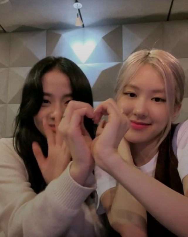 blackpink金智秀凌晨直播,朴彩英助阵,"酥肉"发糖比心姐妹情深