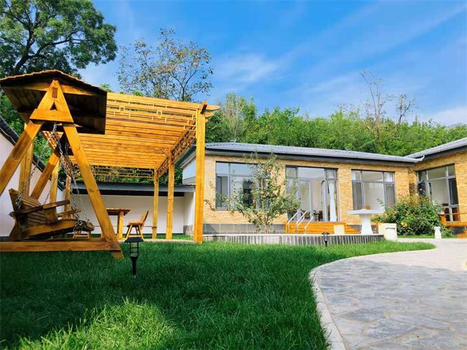 年味中的北京房山乡韵居精品民宿贴春联包饺子放着炮竹过新年