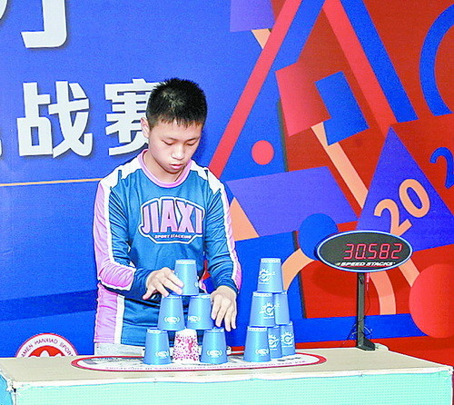 四位厦门男孩竞技叠杯创造四项世界纪录