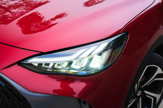 四个单元构成,大灯线条流畅,看上去就如这条"鲨鱼"的"眼睛"般凶横犀利