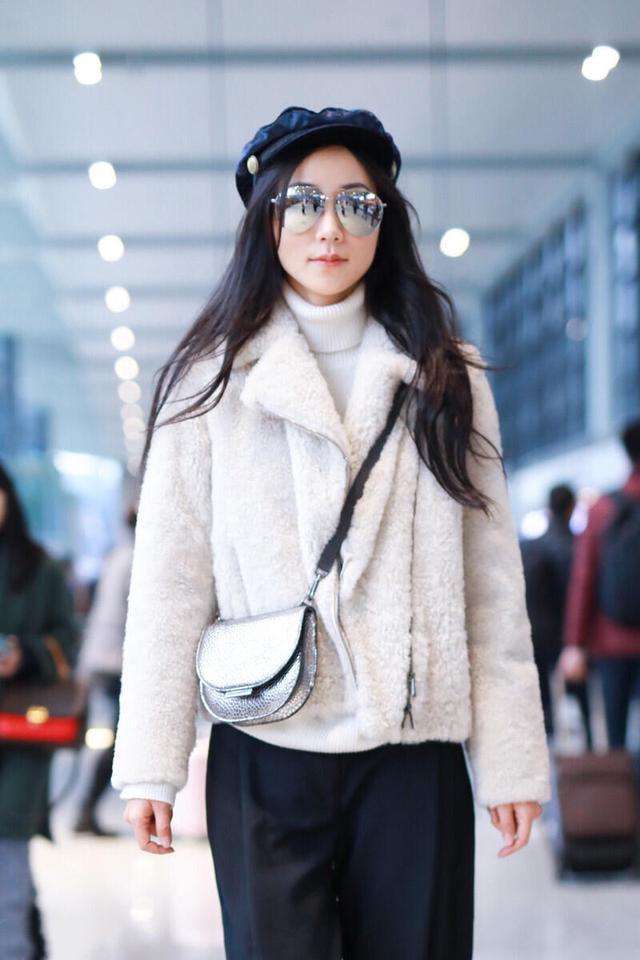37岁韩雪状态真好,穿羊羔毛外套配阔腿裤时髦减龄,素颜也很美