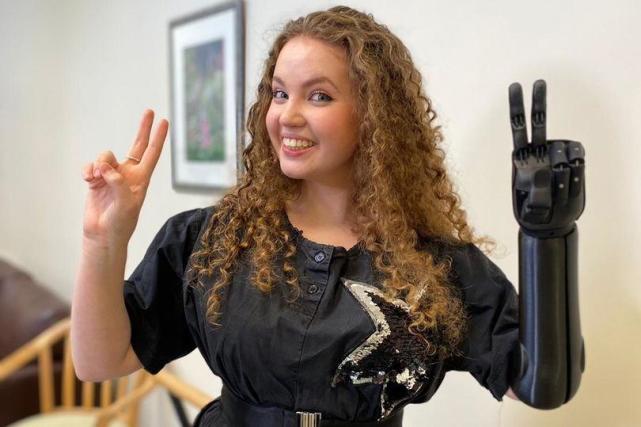 妈妈在怀她时孕期b超一切正常,并没有发现小格雷西的身体缺陷.