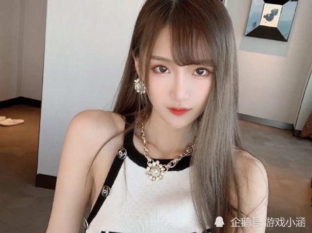 作为二次元分区最火热的女主播,腐团儿凭借着超高的