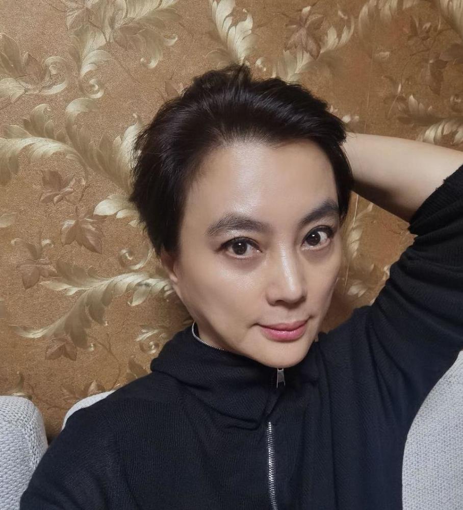李玲玉为婚礼献唱,57岁还穿红色西装,打扮干练却掩饰不了皱纹!