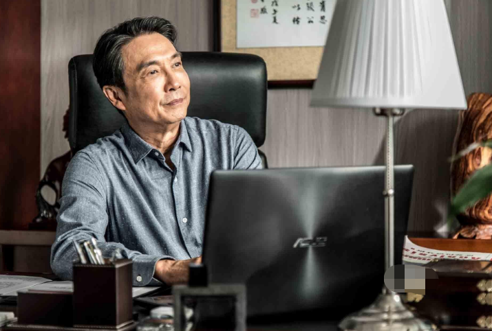 71岁刘松仁被拍拄拐出行,疑似中风后留下后遗症?