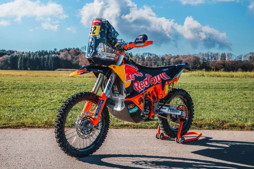 参加达喀尔拉力赛的ktm厂队赛车是2021 450 rally,该车来自越野赛车