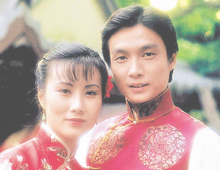 71岁刘松仁近况好憔悴撑拐外出步履蹒跚全靠妻子及好友米雪相伴疗养