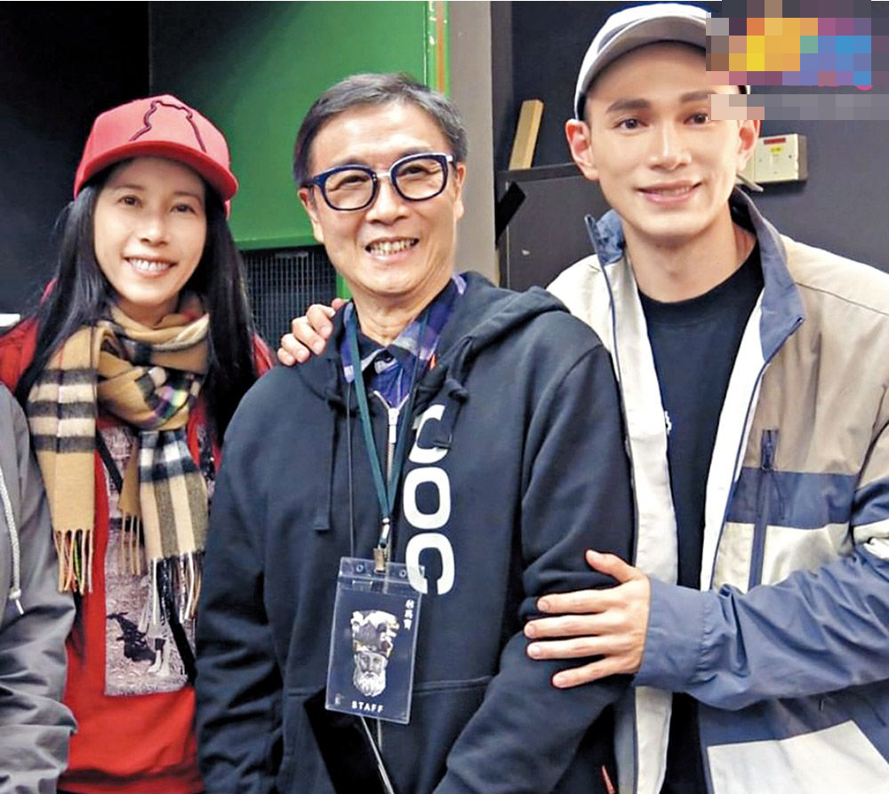 71岁刘松仁近况好憔悴撑拐外出步履蹒跚全靠妻子及好友米雪相伴疗养