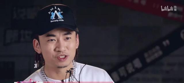 即使是新人rapper,鱼翅也是新人rapper里不同的,这一点导师马思唯印象