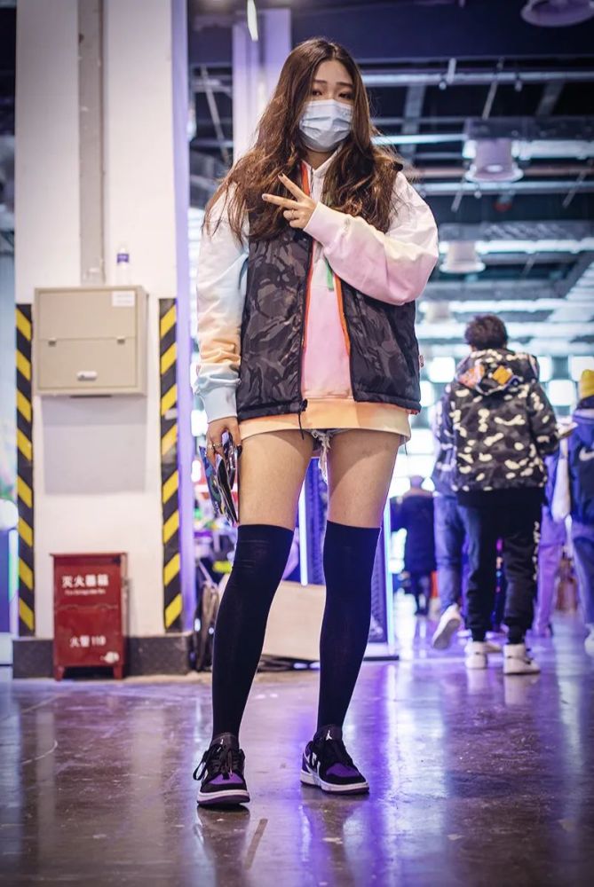 万人鞋展遍地小姐姐冬天光腿穿球鞋这你受得了吗