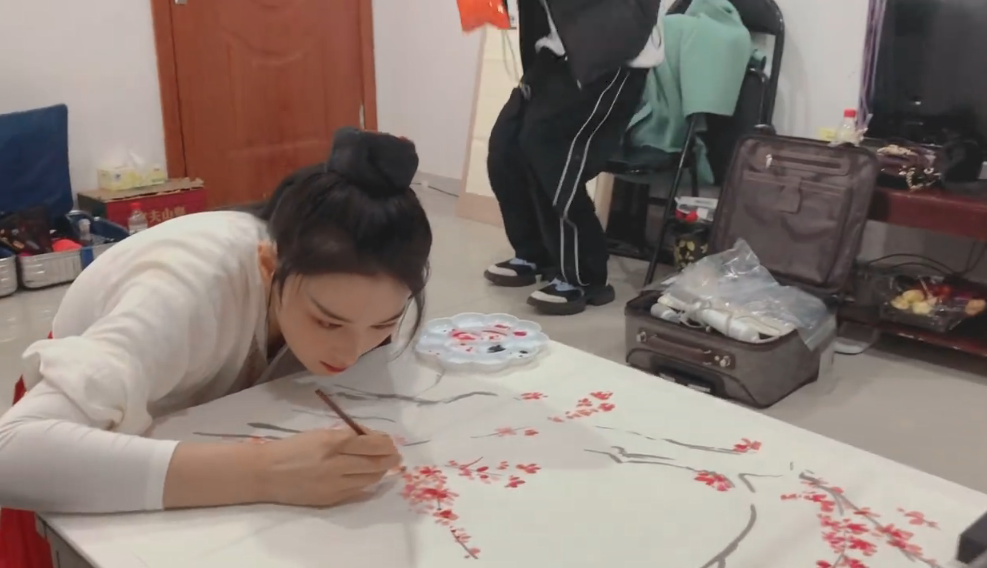 张馨予展示超强画功,半小时完成一幅国画,曾经一幅画拍卖了7万元_腾讯