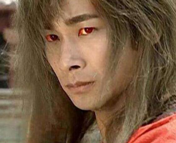 同是"入魔黑化":肖战靠眼神,邓伦靠龇牙,唯独他只需一个转身!