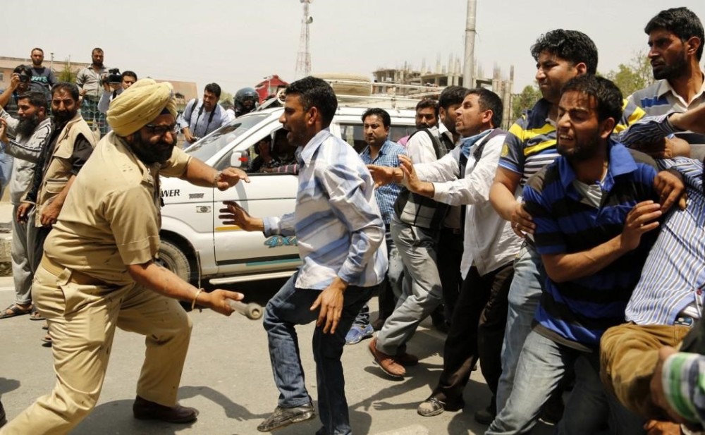 因为当这5名印度士兵离开这间酒吧后,突然被一群不明身份的人给围住了