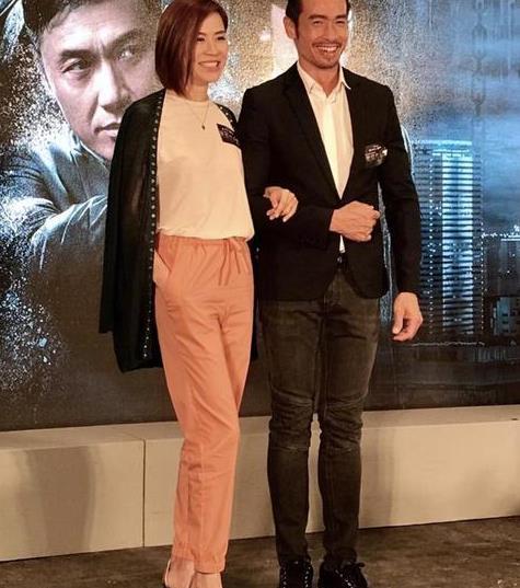 宣萱搂欧阳震华脖子合影剪个萝莉短发想装嫩看脖颈也嫩不了