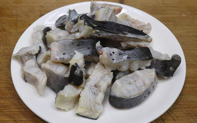 1條鉗魚加1塊豆腐天冷了就這樣吃嫩滑鮮美營養又暖和