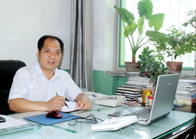 冯世宇:把"小盆景"做成"百花园"