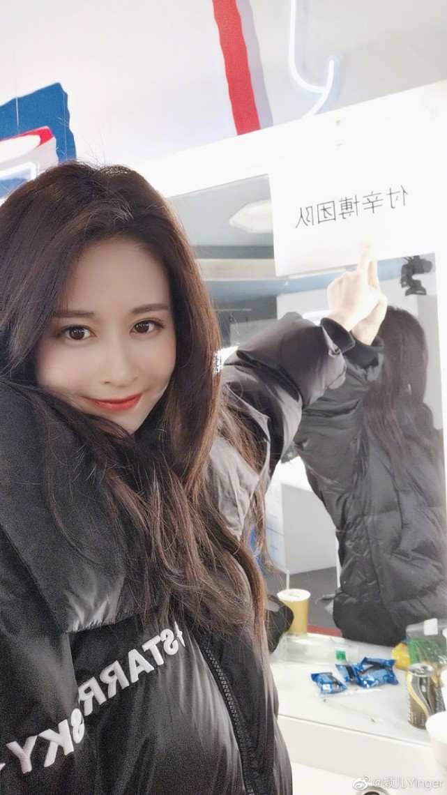 颖儿探班老公心疼老公凌晨4点回去洗完澡又去工作