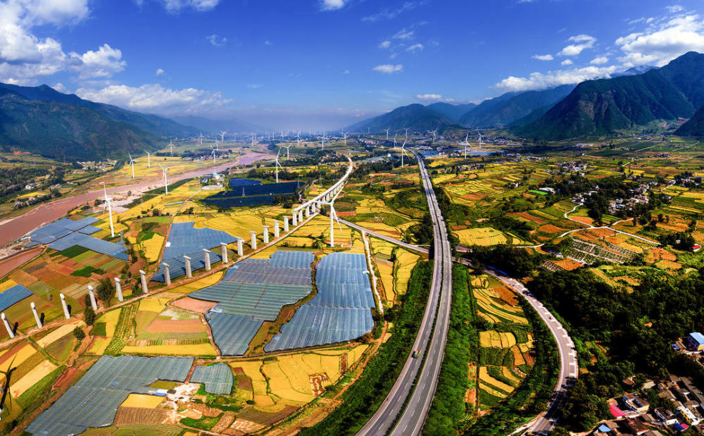 西昌市安寧河谷,成昆鐵路複線,京昆高速,108國道在此交匯.