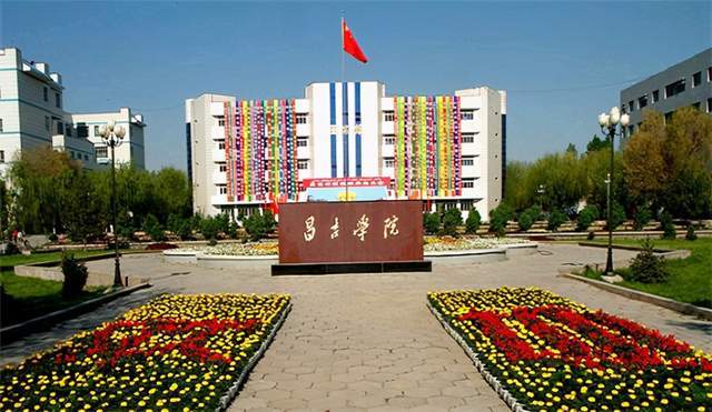 掌舵辽宁舰的是女司机同龄人在驾驶豪车但她却开着航母