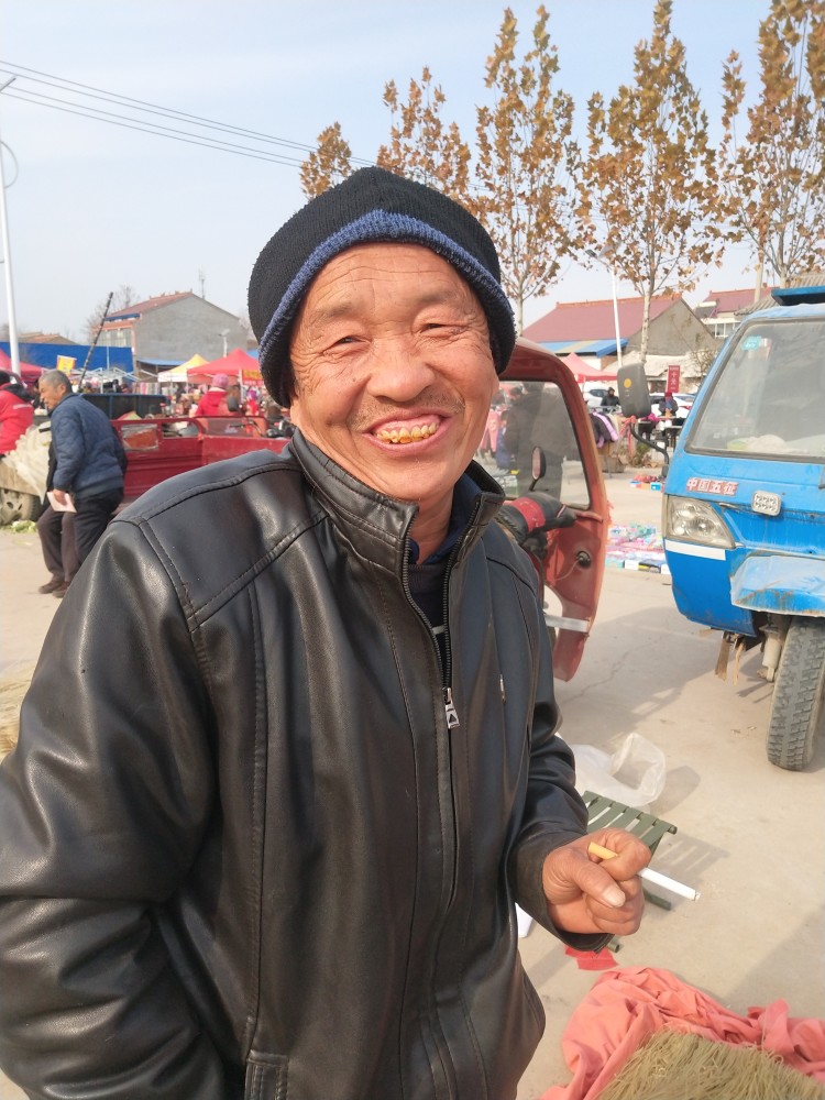 农村大叔有两大爱好烟不离手1天2瓶酒看他酒后是啥样子