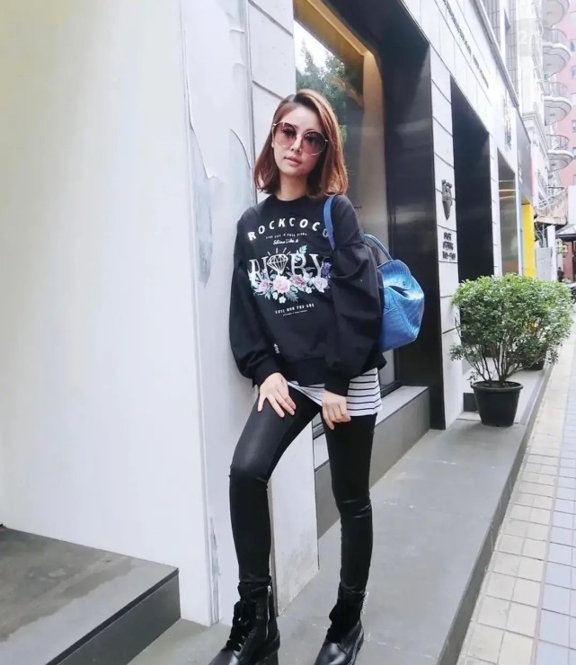 44岁林心如保养的真好,穿白色毛衣配长裤,彰显温婉气息