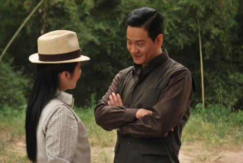 在张闾瑛看来,母亲深爱着父亲,爱到不计较父亲的背叛,爱到要为父亲的