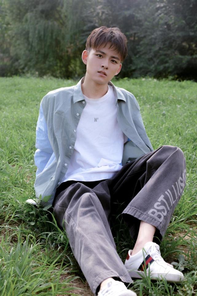 邓志浩草坪写真曝光 阳光少年青春自由