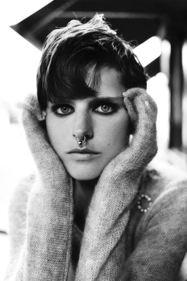 stella 在1993年开始她的模特生涯,用她自己的话说,"纯属偶然".