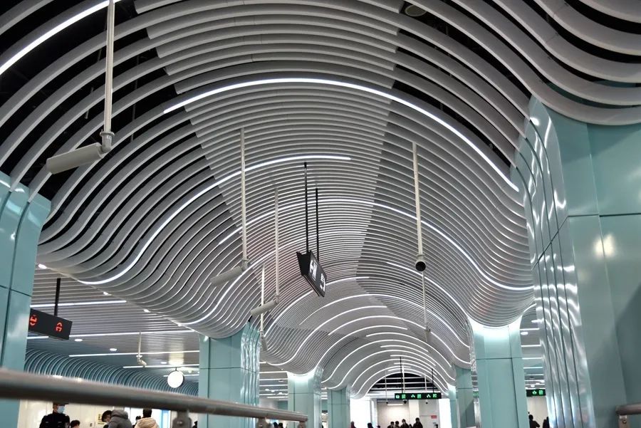 地铁四号线首通掠影!列车顶部装饰很漂亮,是海洋动物