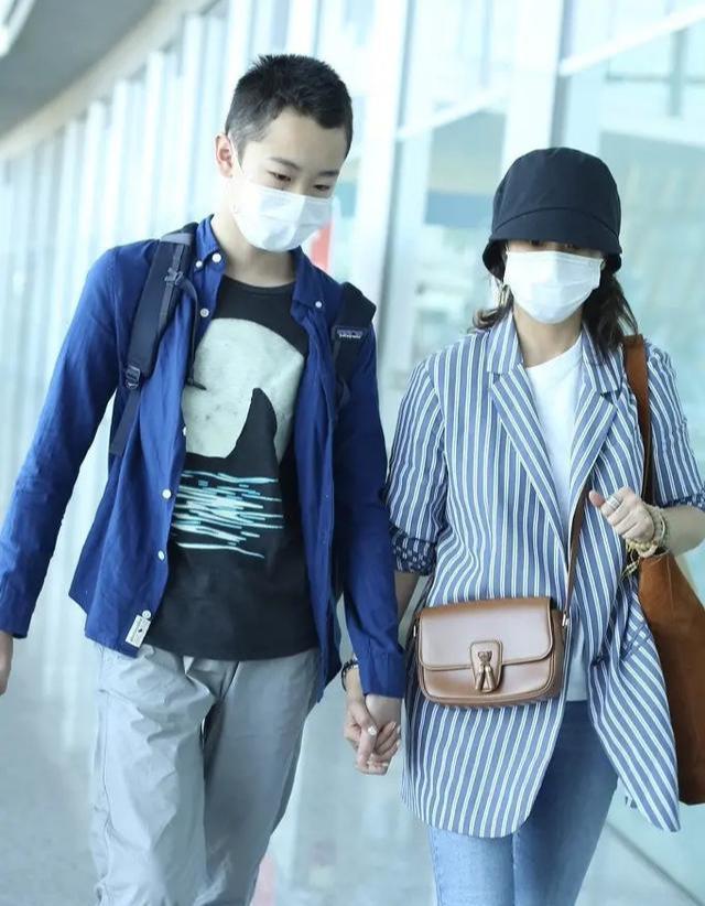 海清儿子都长成帅小伙啦!穿休闲装现身超低调,与海清牵手感情好.