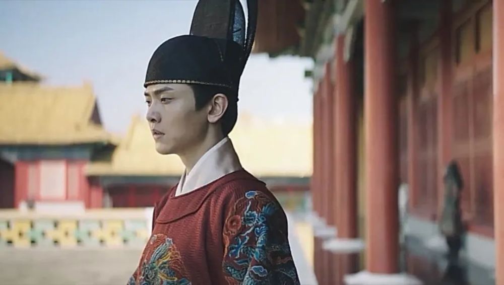 于是,熹宗皇帝随即召见信王朱由检,将帝位嘱托给他,并说:"吾弟,当为