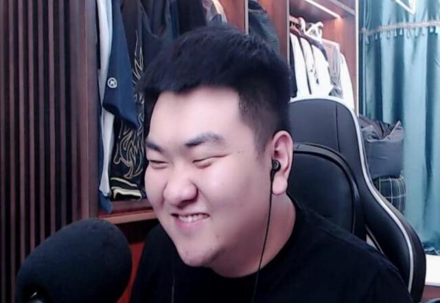 也迅速积累了不低的人气,并且这位二嘎子在虎牙的直播圈中人脉也不算