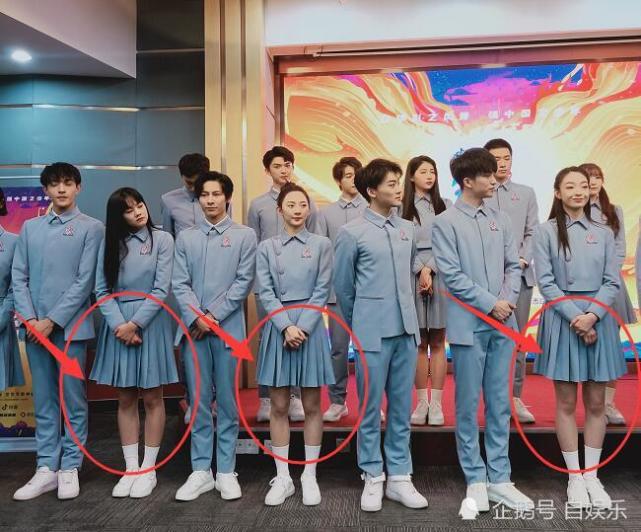 上线吧华彩少年 制服首公开 我却在关注女生裙子长度 点赞了 上线吧华彩少年