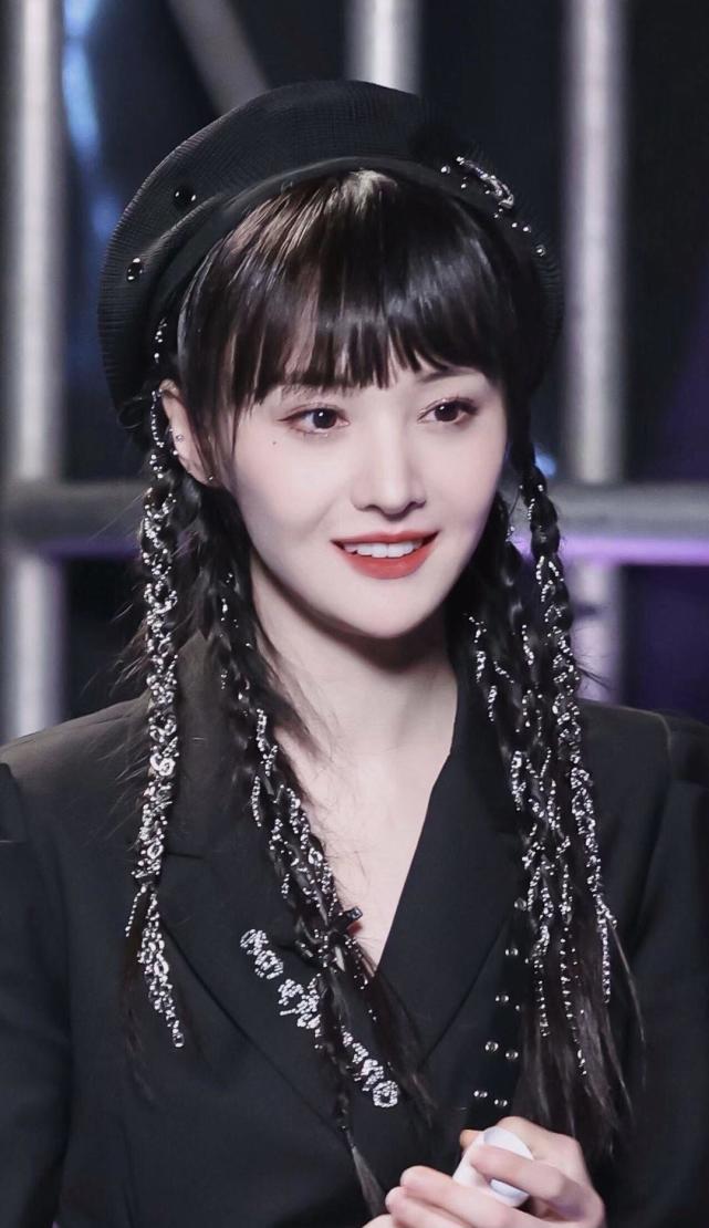 郑爽黑色铆钉裙出席活动银色脏辫搭配贝雷帽帅气又可爱