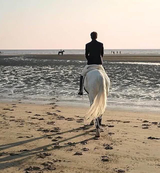 披着羽绒服认真工作超帅,颜值仍是巅峰.