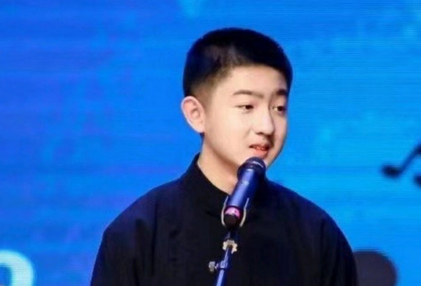 这不,才15岁的于思洋就和父亲一起上台搭档,在相声界开始初露头角了.