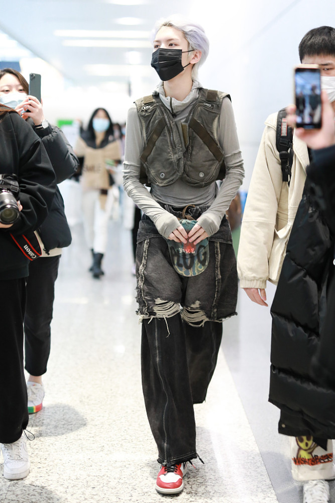 街拍:机能风马甲叠穿打底衫 紫色短发前卫摩登