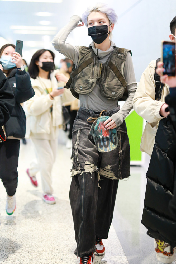 街拍:机能风马甲叠穿打底衫 紫色短发前卫摩登