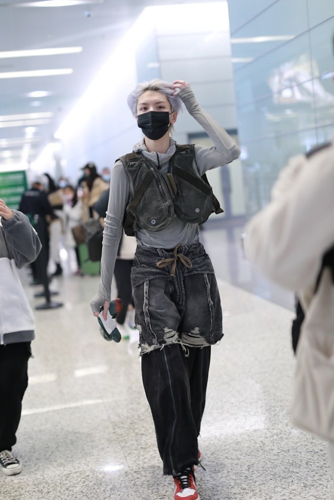 街拍:机能风马甲叠穿打底衫 紫色短发前卫摩登