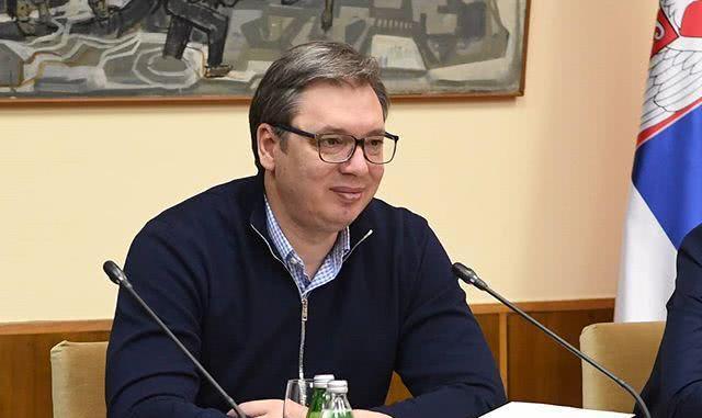 身高2米的塞尔维亚总统晒午饭竟然吃这么简单39岁娇妻美绝了