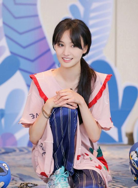 郑爽红发美人鱼造型美翻啦!海洋色亮片包臀裙,少女纸片人秀性感.