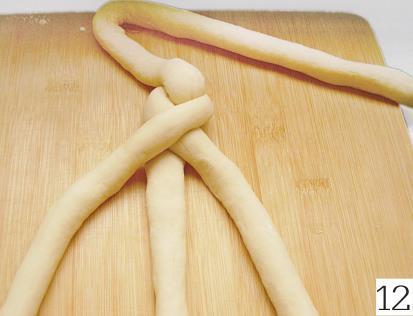 4根圆条为一组,一端并齐捏在一起.