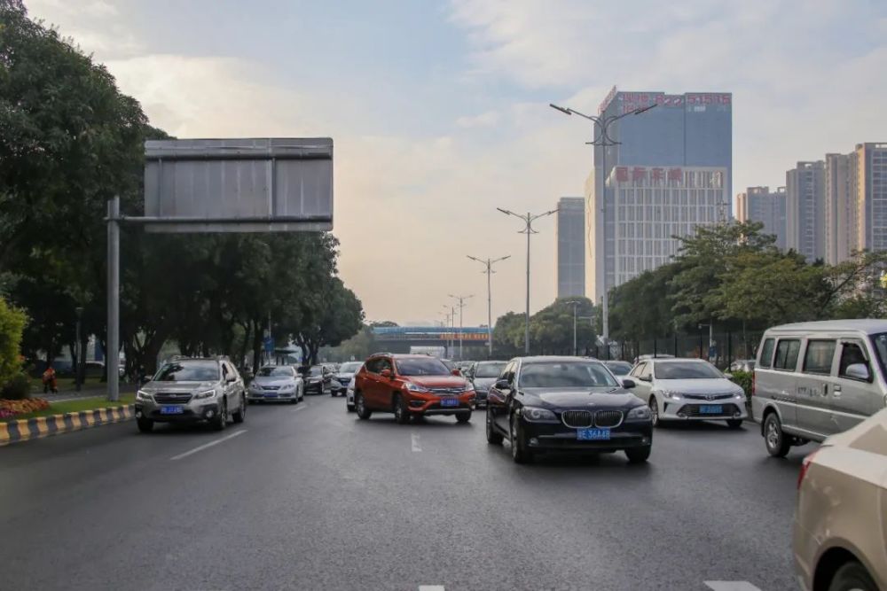 效果可谓"立竿见影", 很快,穿插加塞现象消失了,交通秩序也恢复正常.