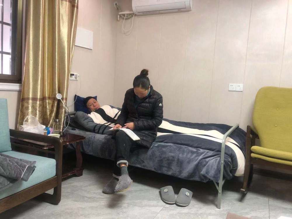 周明儿在家卧床静养.